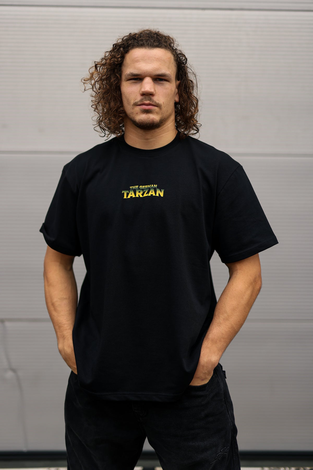 Model trägt das TRZN Supporter Tee mit Hugo-Vach-Print