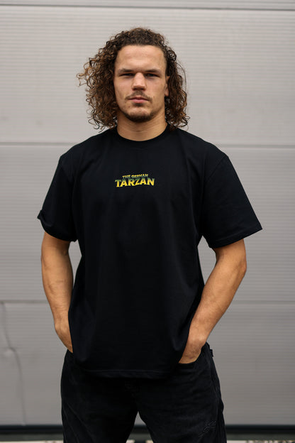 Model trägt das TRZN Supporter Tee mit Hugo-Vach-Print