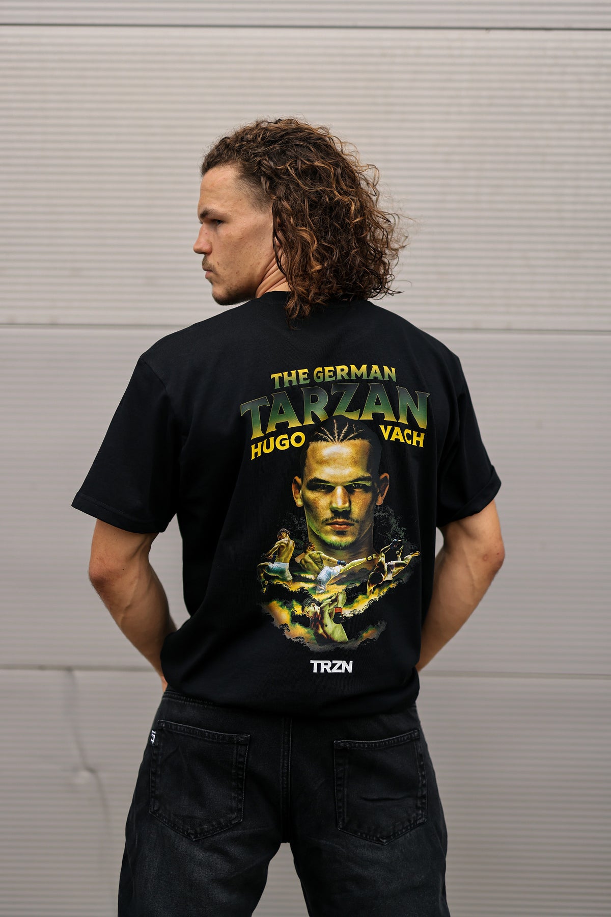 Model trägt das TRZN Supporter Tee mit Hugo-Vach-Print