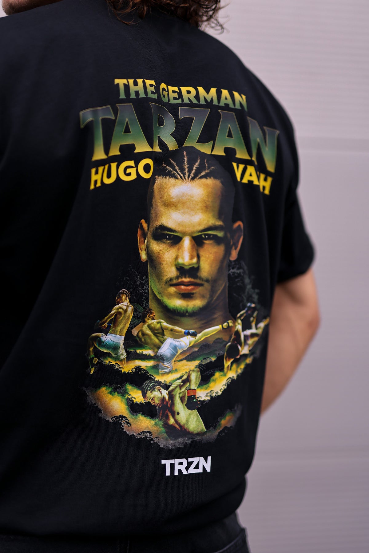 Model trägt das TRZN Supporter Tee mit Hugo-Vach-Print