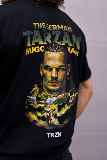 Model trägt das TRZN Supporter Tee mit Hugo-Vach-Print