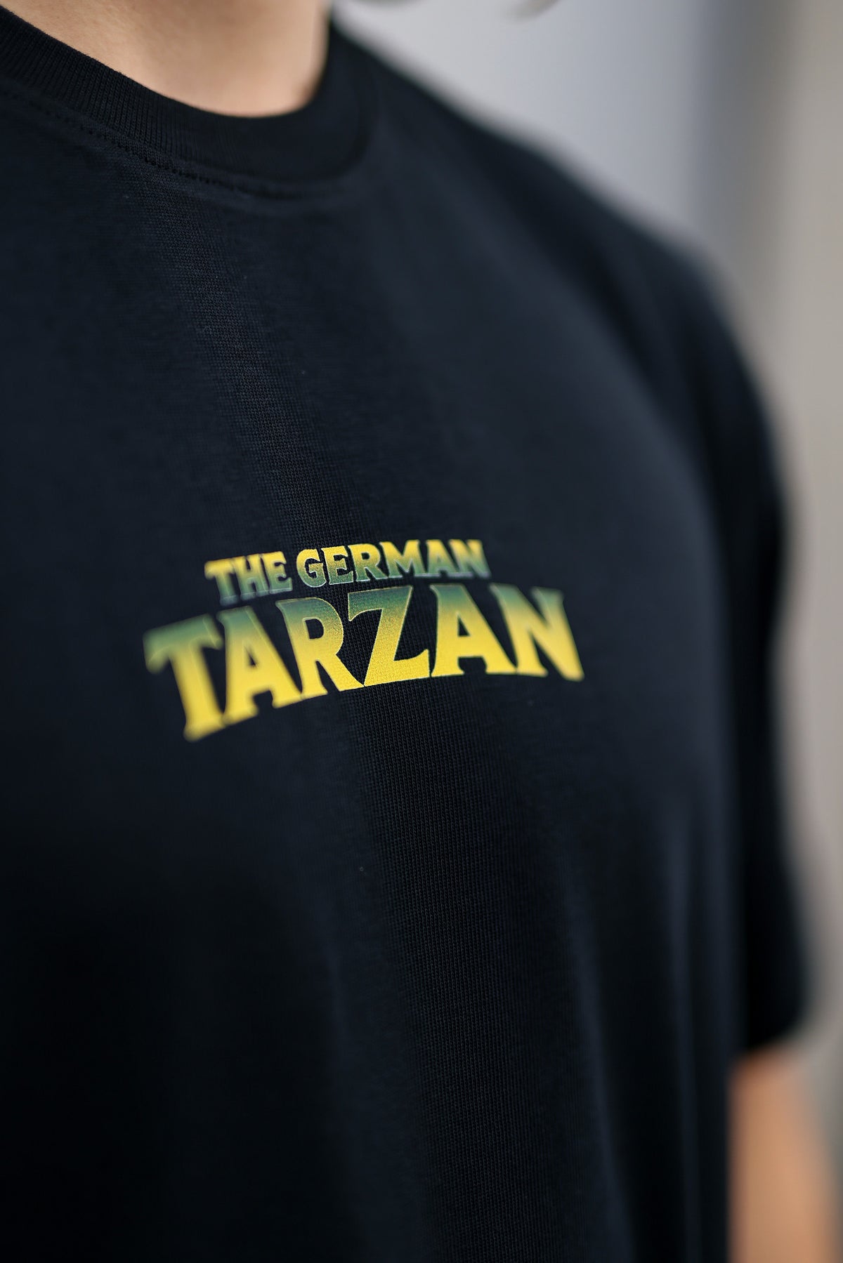 Model trägt das TRZN Supporter Tee mit Hugo-Vach-Print