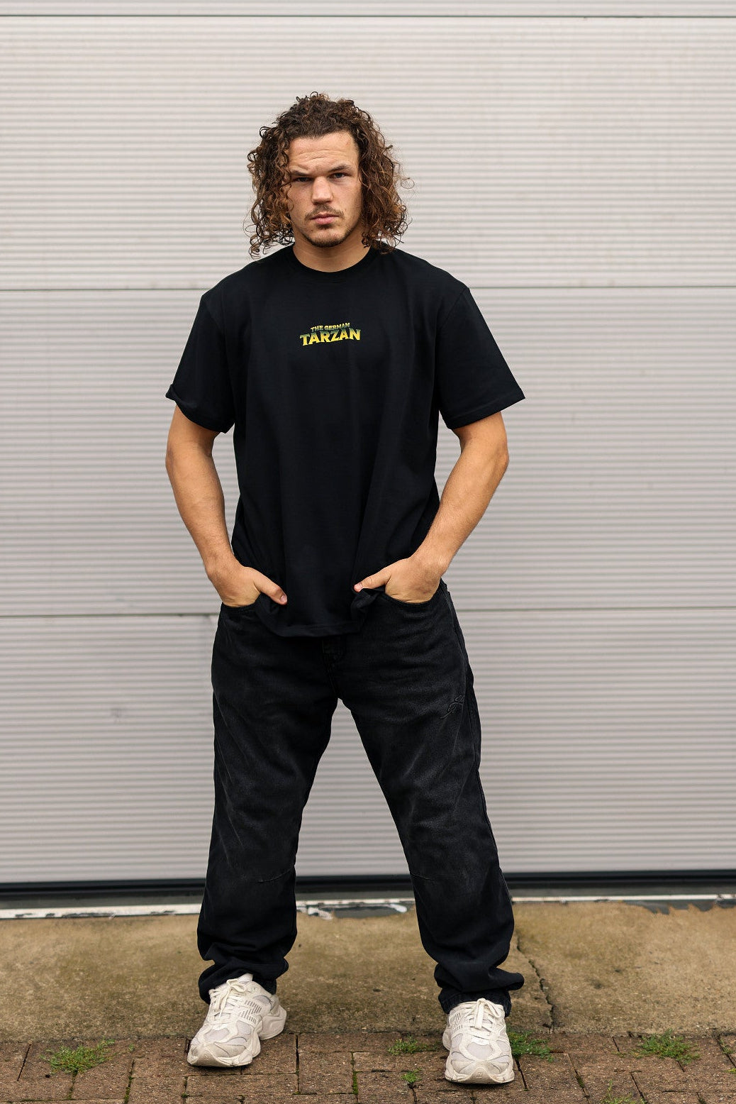Model trägt das TRZN Supporter Tee mit Hugo-Vach-Print