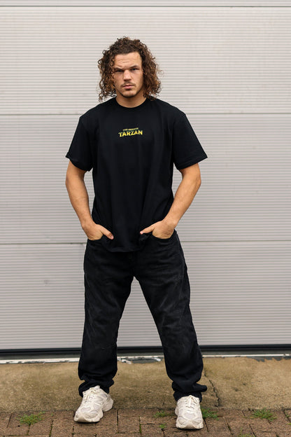 Model trägt das TRZN Supporter Tee mit Hugo-Vach-Print