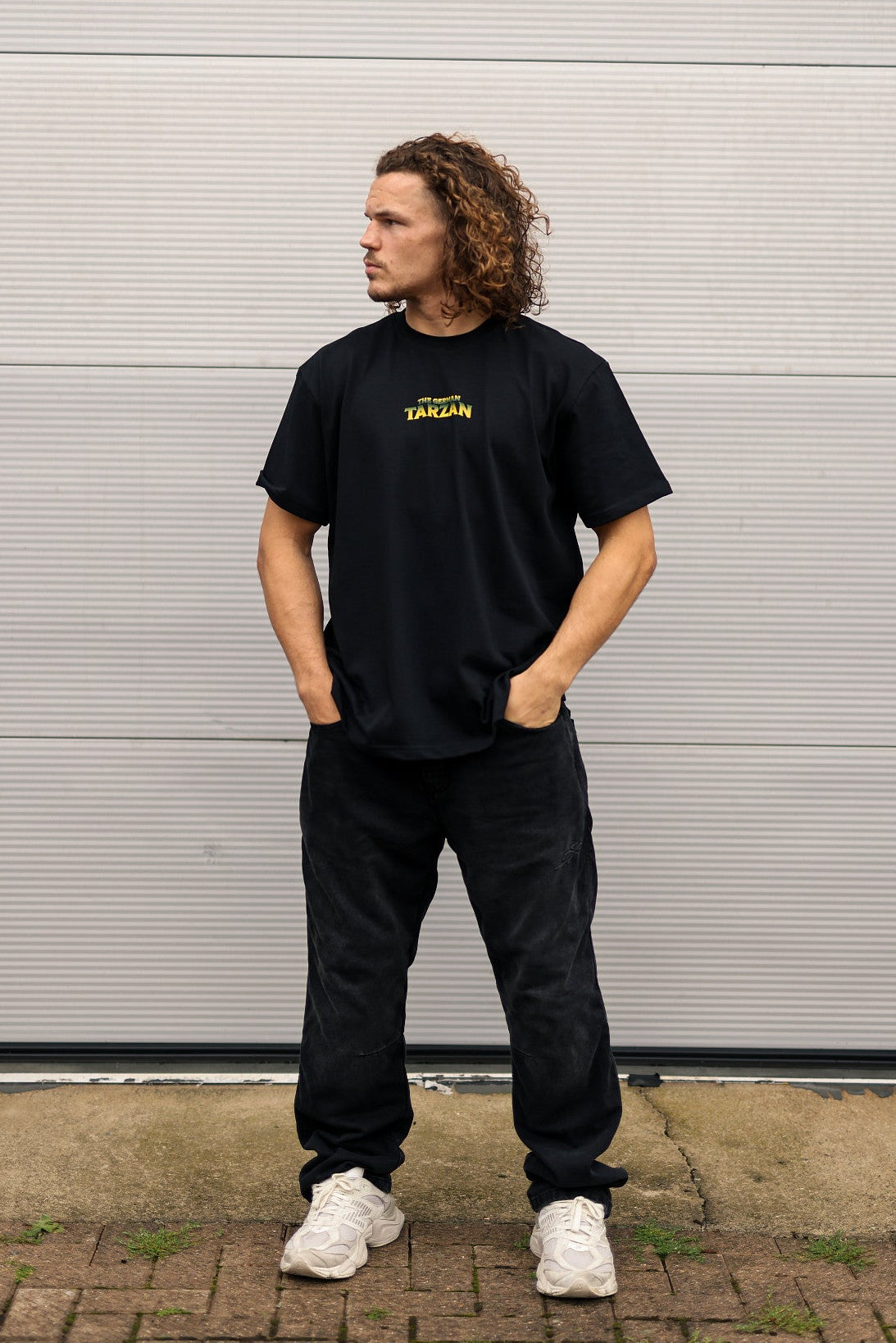 Model trägt das TRZN Supporter Tee mit Hugo-Vach-Print
